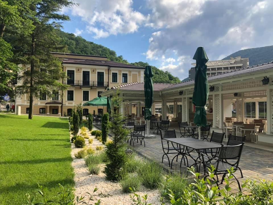 Hotel Versay Baile Herculane Bagian luar foto