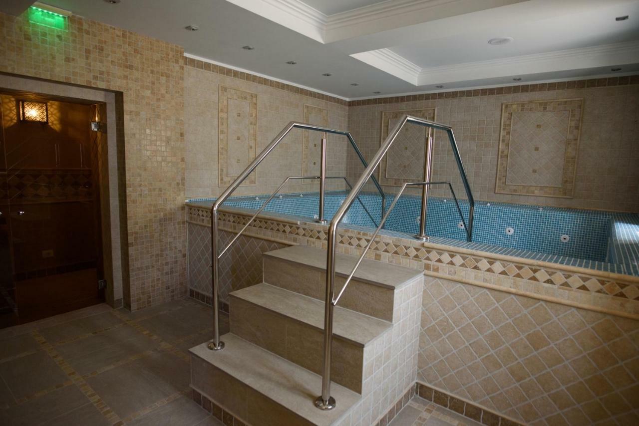 Hotel Versay Baile Herculane Bagian luar foto