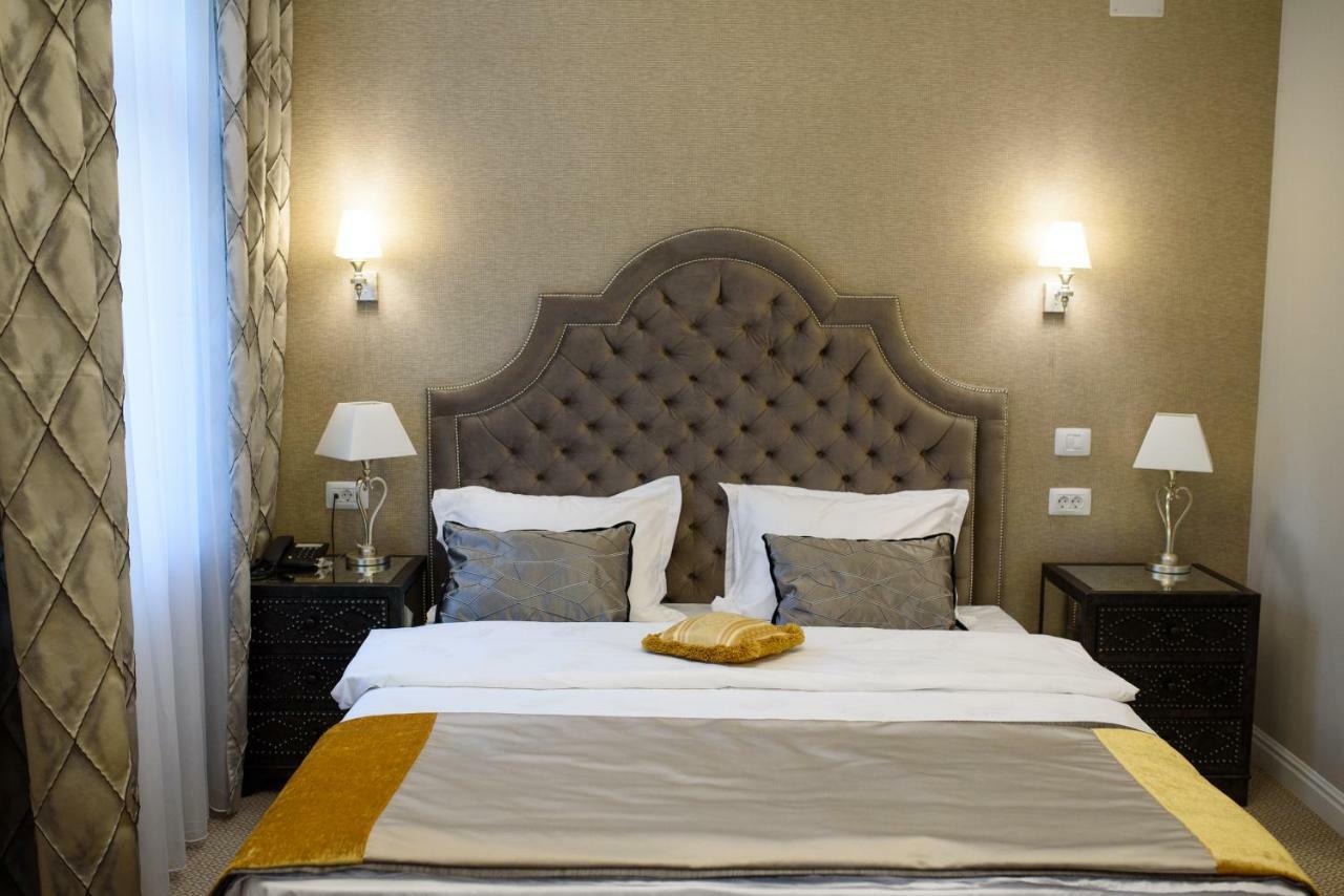 Hotel Versay Baile Herculane Bagian luar foto