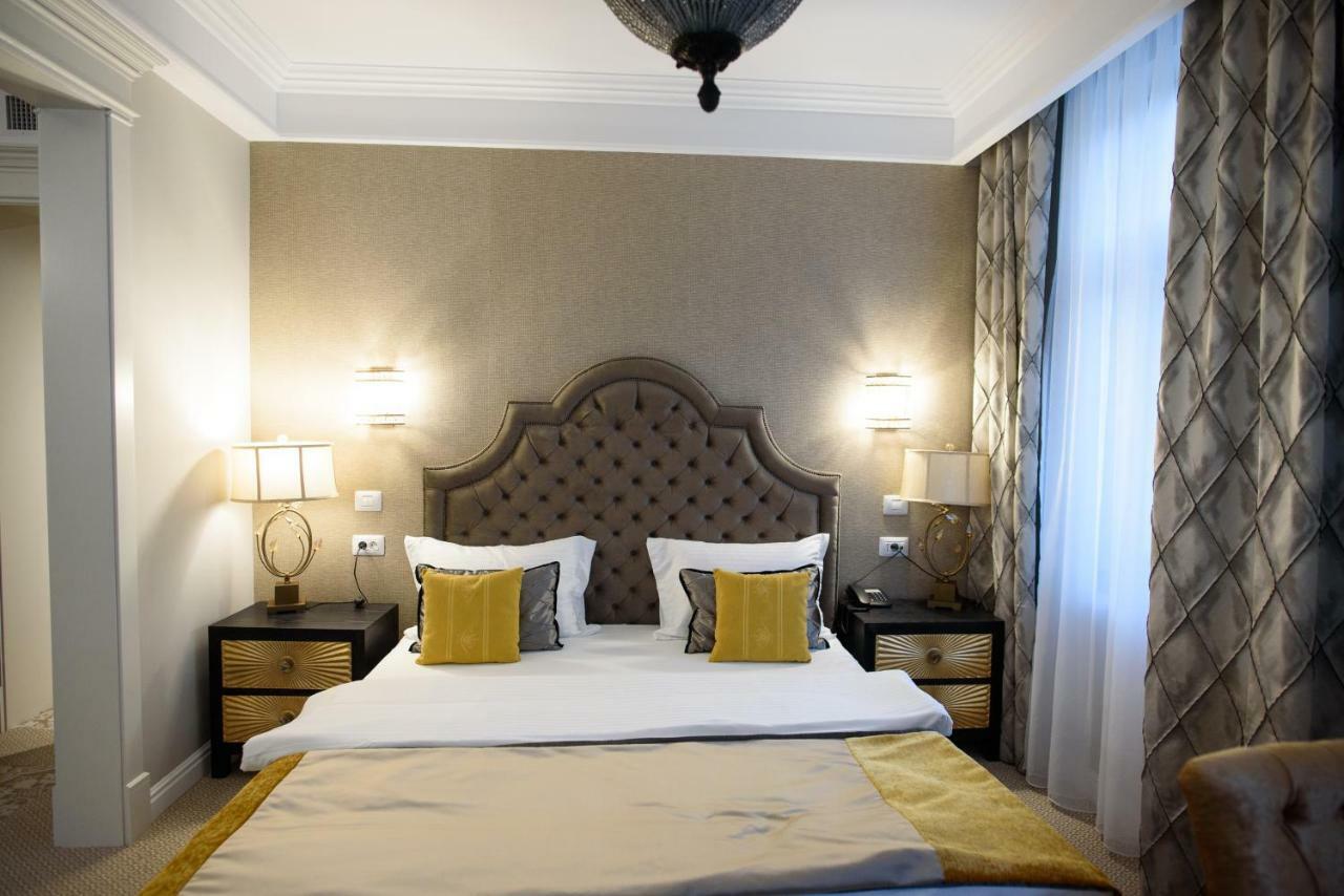 Hotel Versay Baile Herculane Bagian luar foto