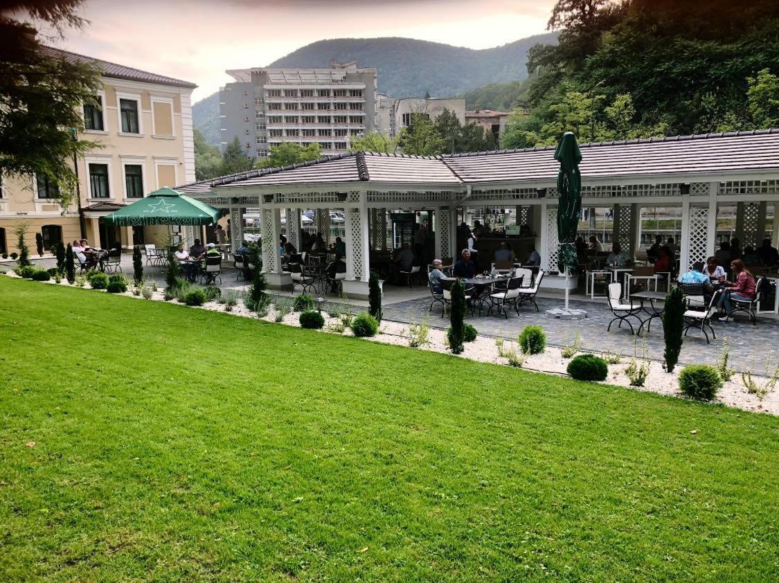 Hotel Versay Baile Herculane Bagian luar foto